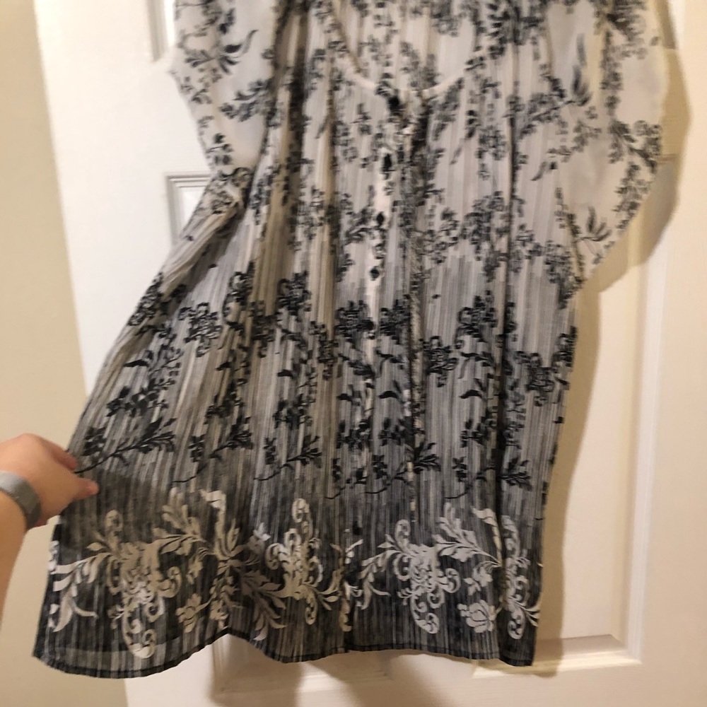 Fashion Bug - Black & White Crinkle Top - Size 2X - Picture 8 of 8